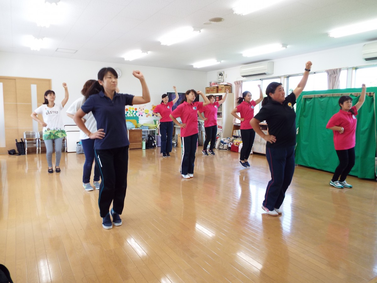 幼稚園の先生も国体ダンスにチャレンジ!1の写真