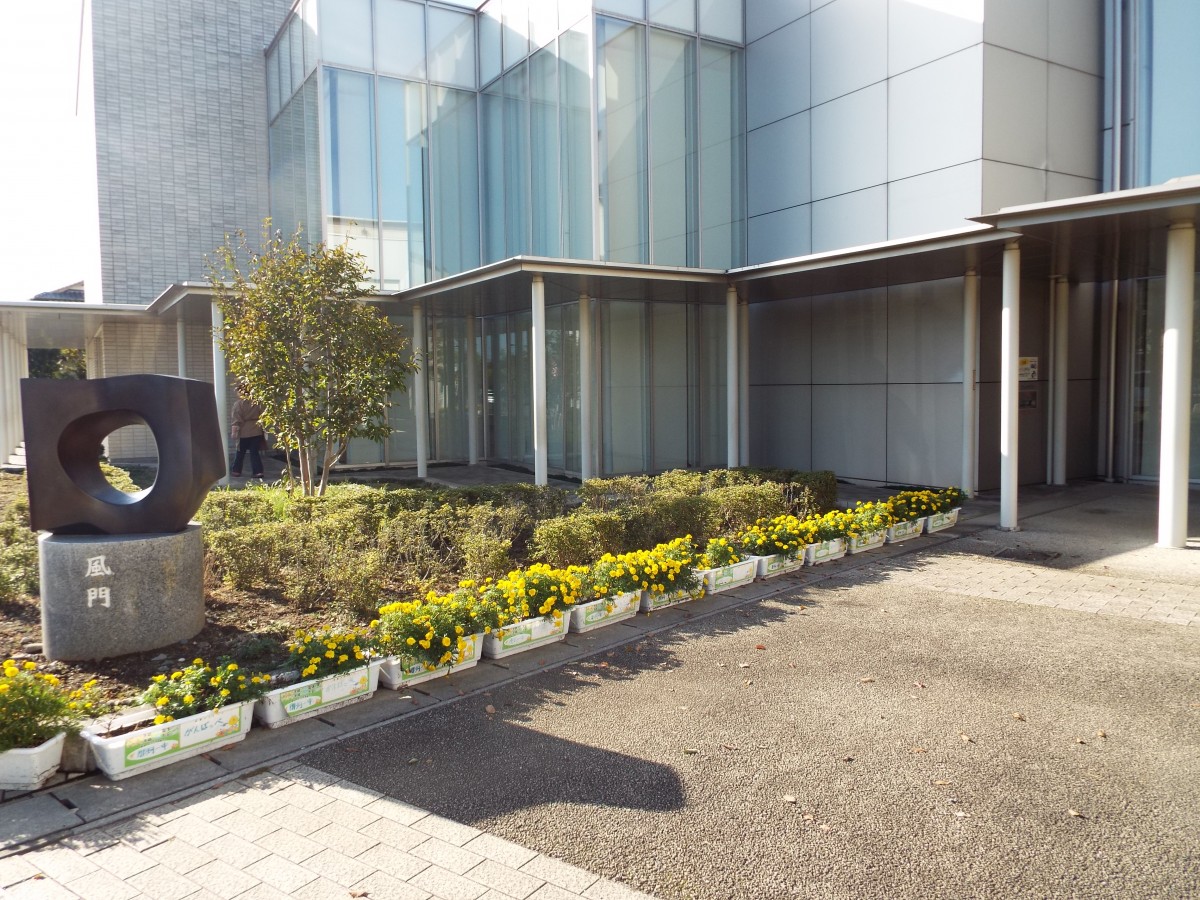 小中学校で育てた花苗を市内各施設に飾りました!の写真