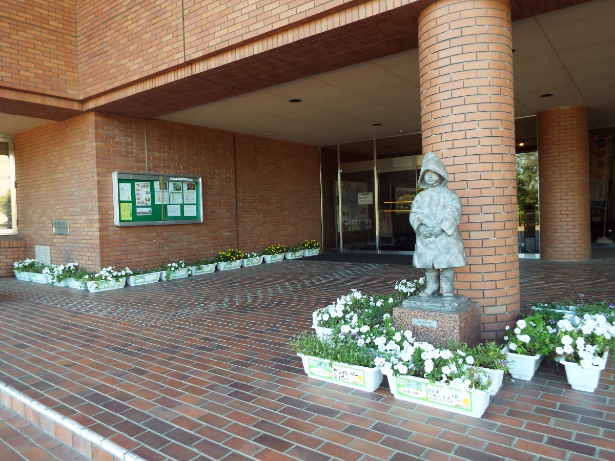 小中学校で育てた花苗を市内各施設に飾りました!の写真