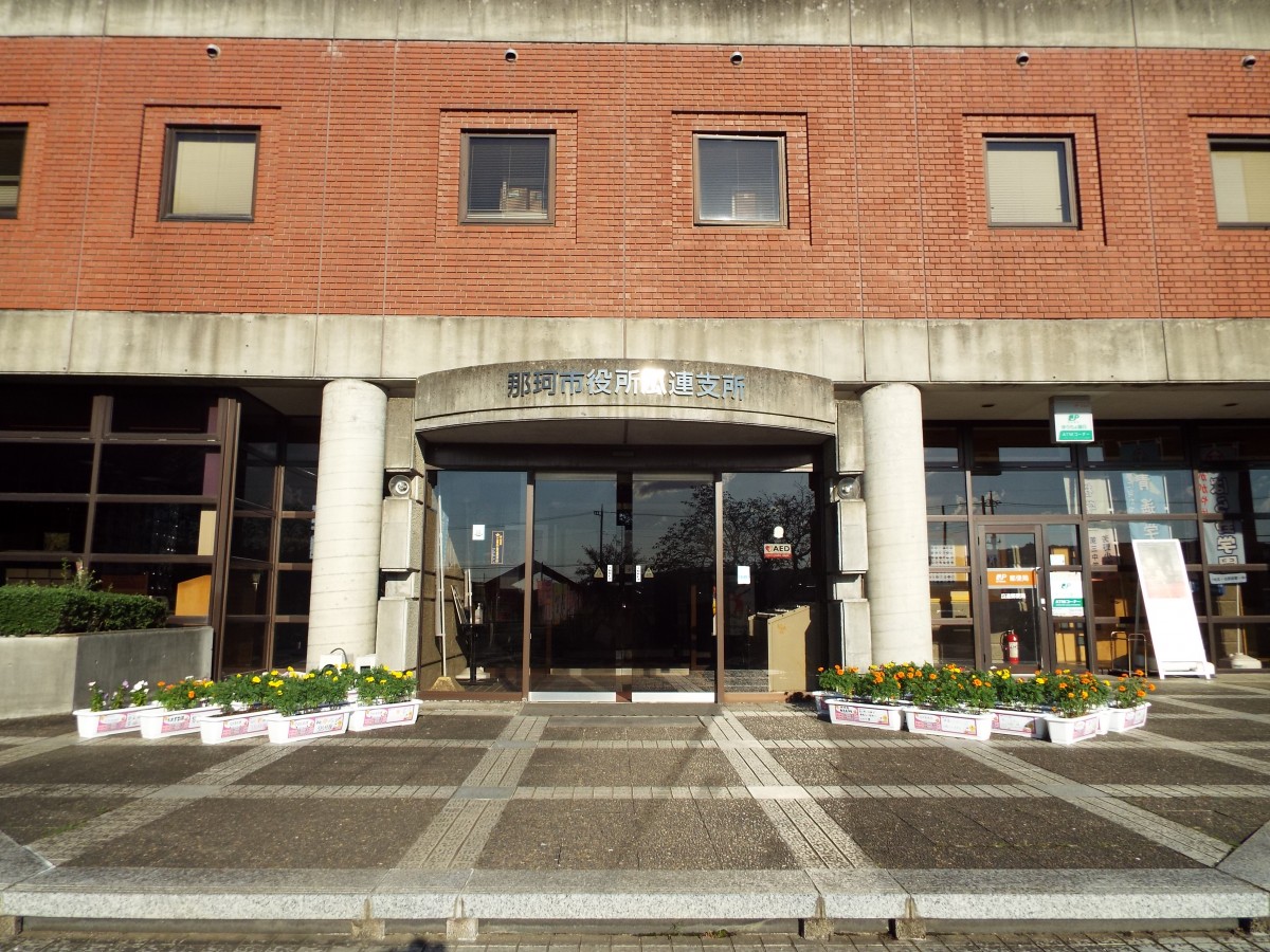 小中学校で育てた花苗を市内各施設に飾りました!の写真