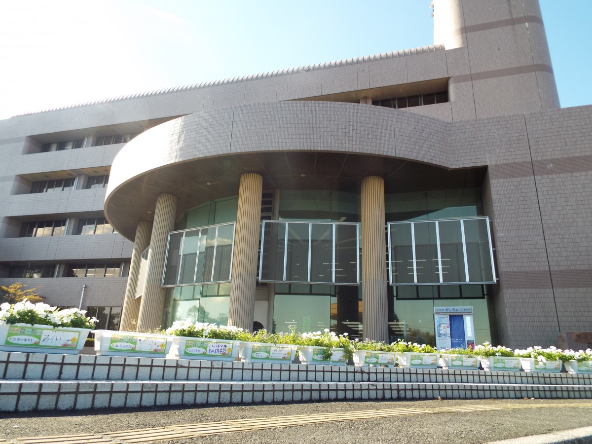 小中学校で育てた花苗を市内各施設に飾りました!の写真