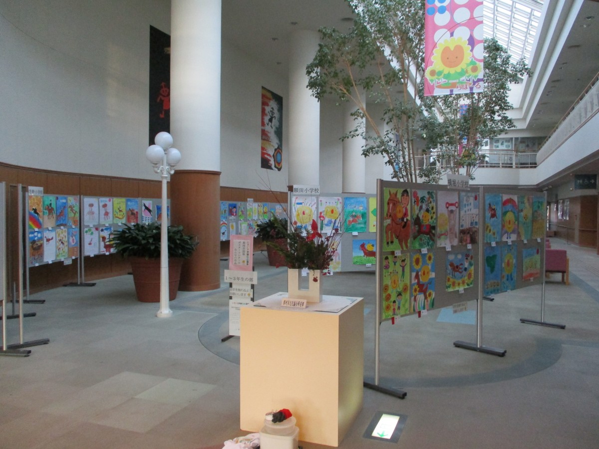 総合センターらぽーるで国体ポスター1~3年生の部展示スタート!の写真