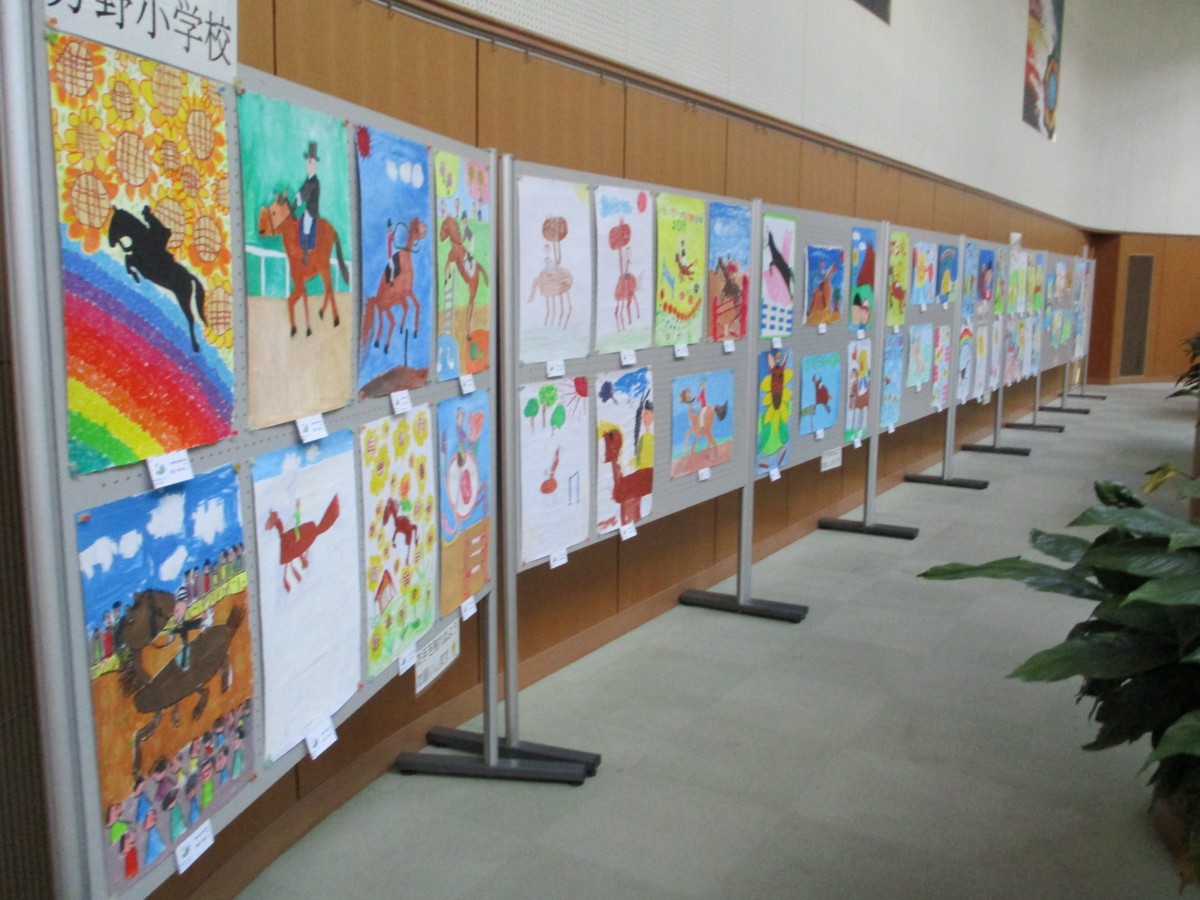 総合センターらぽーるで国体ポスター1~3年生の部展示スタート!の写真