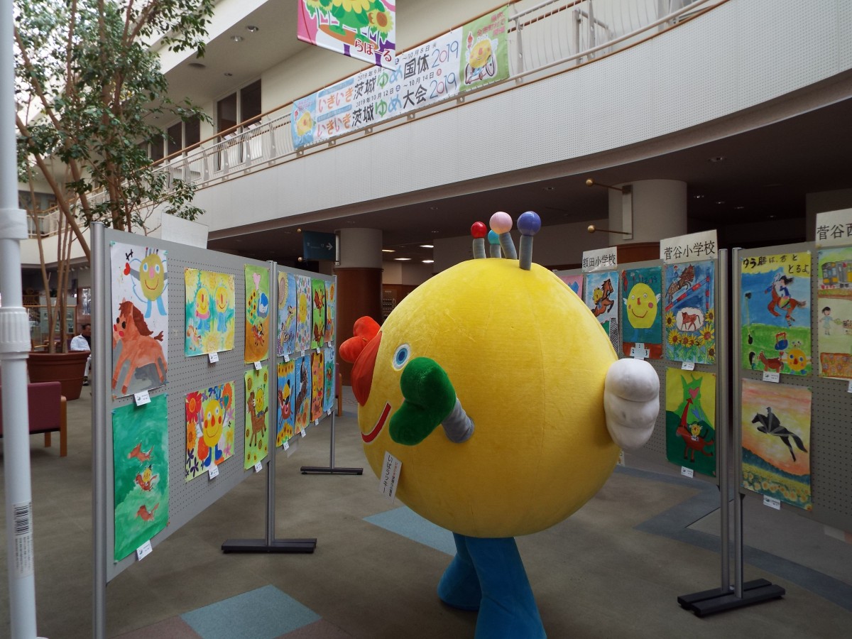 総合センターらぽーるで国体ポスター4~6年生の部展示スタート!の写真