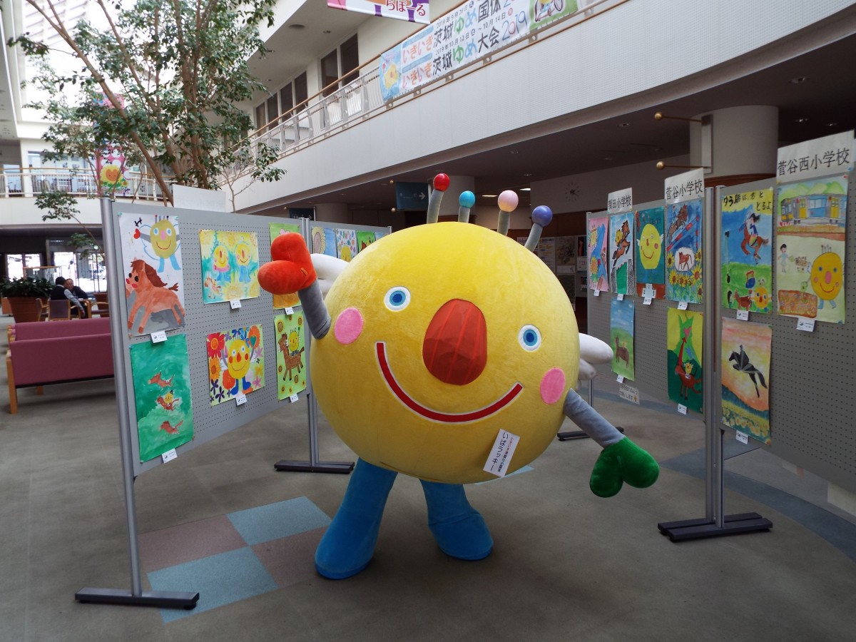 総合センターらぽーるで国体ポスター4~6年生の部展示スタート!の写真