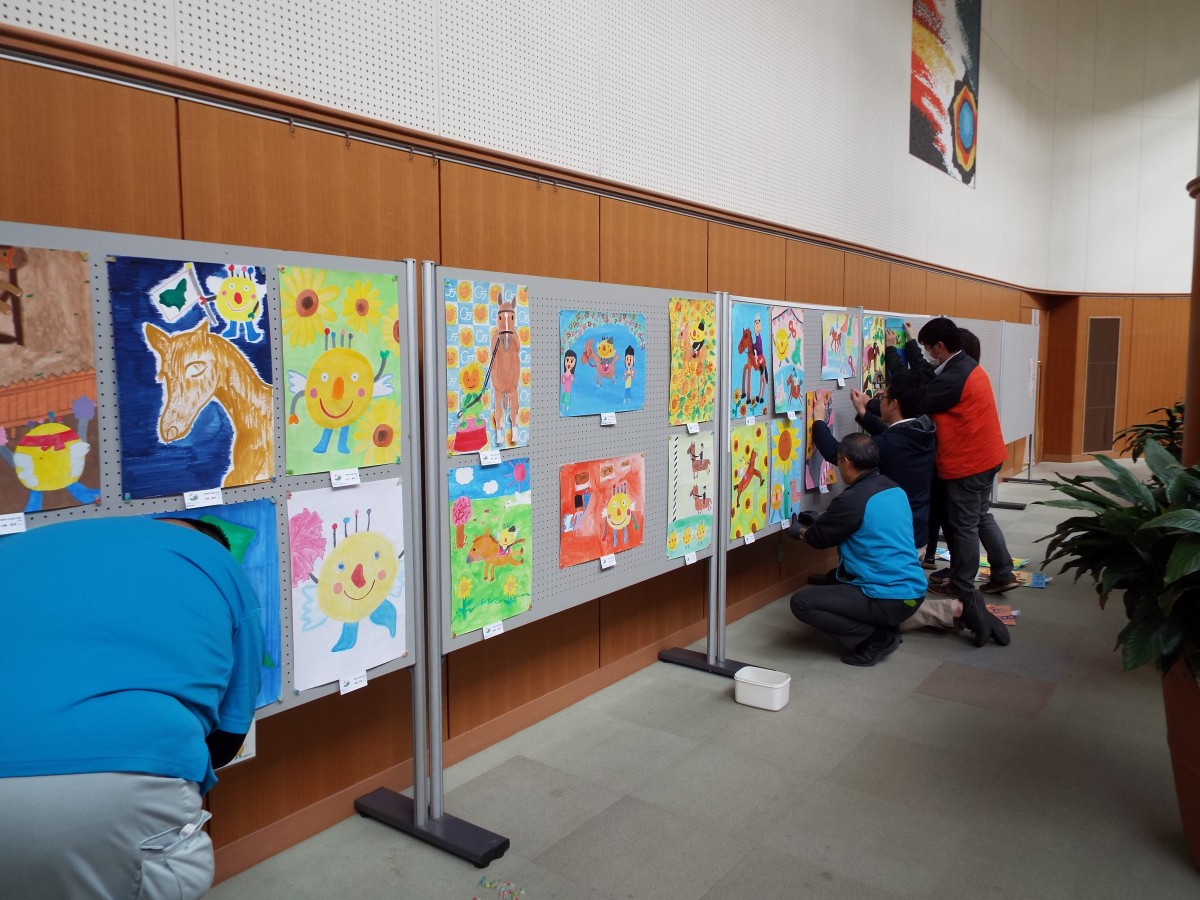 総合センターらぽーるで国体ポスター4~6年生の部展示スタート!の写真
