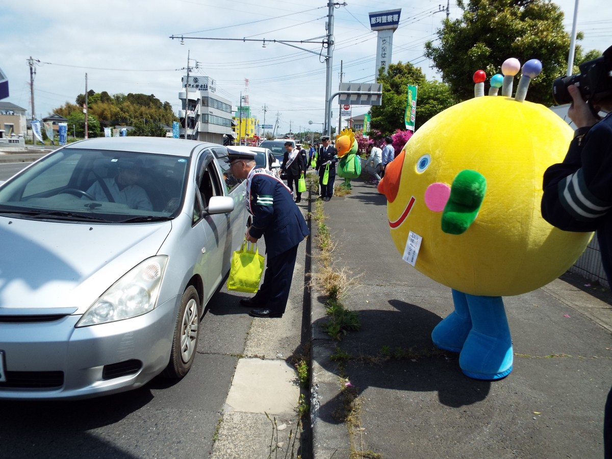 春の全国交通安全街頭キャンペーンで交通安全を呼びかけましたの写真