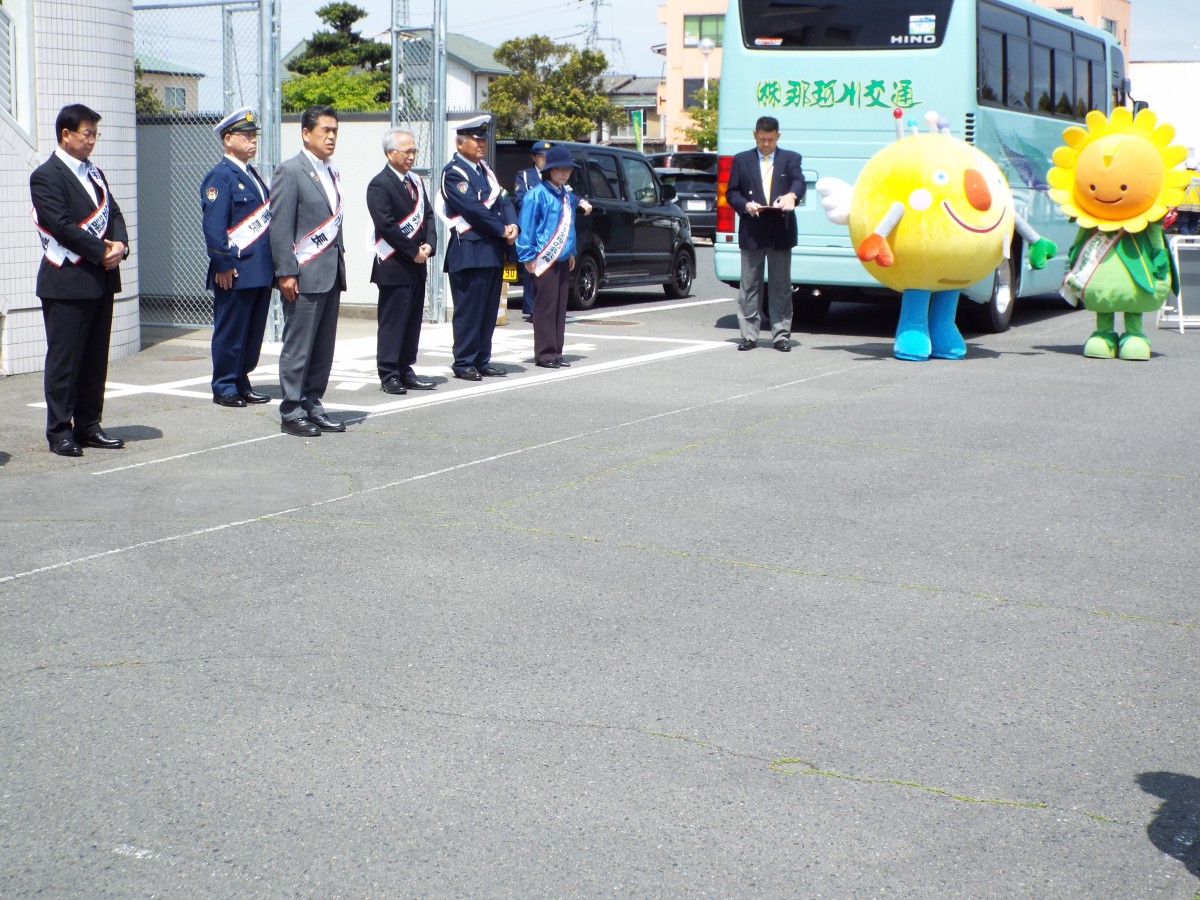 春の全国交通安全街頭キャンペーンで交通安全を呼びかけましたの写真