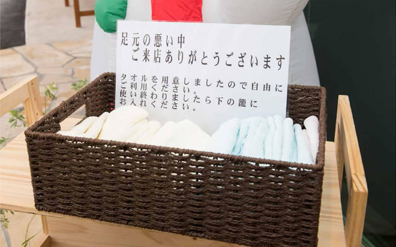 店の入り口にはタオルがさりげなく