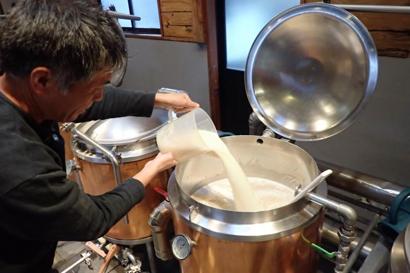 麦汁を窯に注ぎ込む