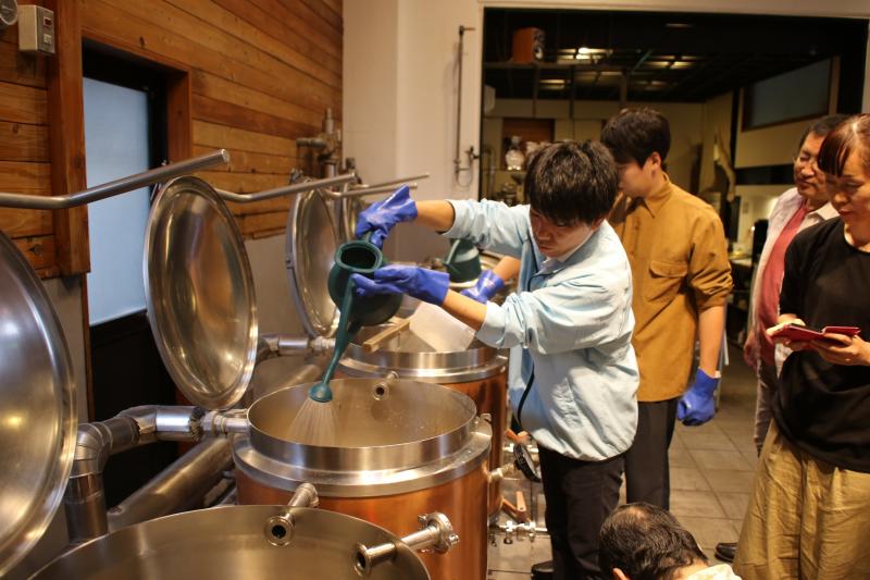 熱湯をかけるスパージング作業
