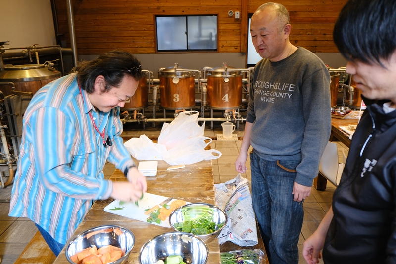 いぃ那珂野菜をカットして準備