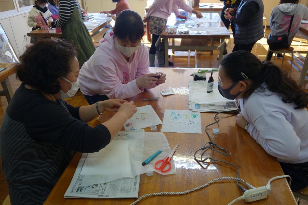 11　プラスチックごみでアクセサリー作り