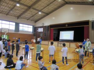 小太鼓を叩く練習