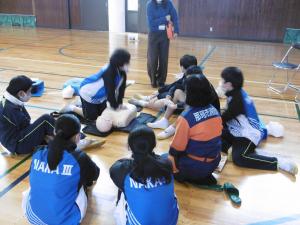 女性消防部による救命講習指導５
