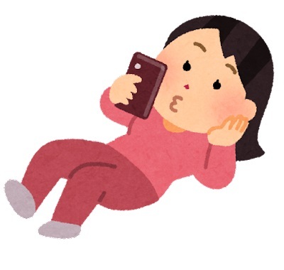 寝転がりながら携帯電話を使う女の人のイラスト
