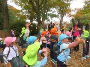 笠松落ち葉遊び