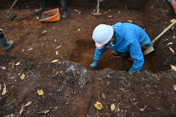 トレンチの深堀りの様子