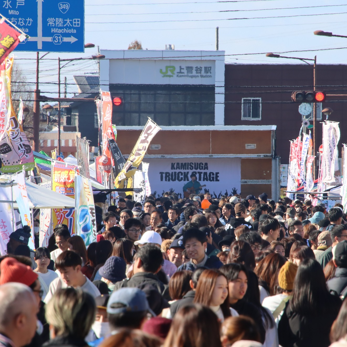 人で賑わうイベント会場の写真