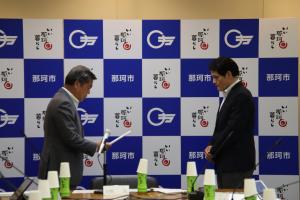 第1回総会審 諮問書手交