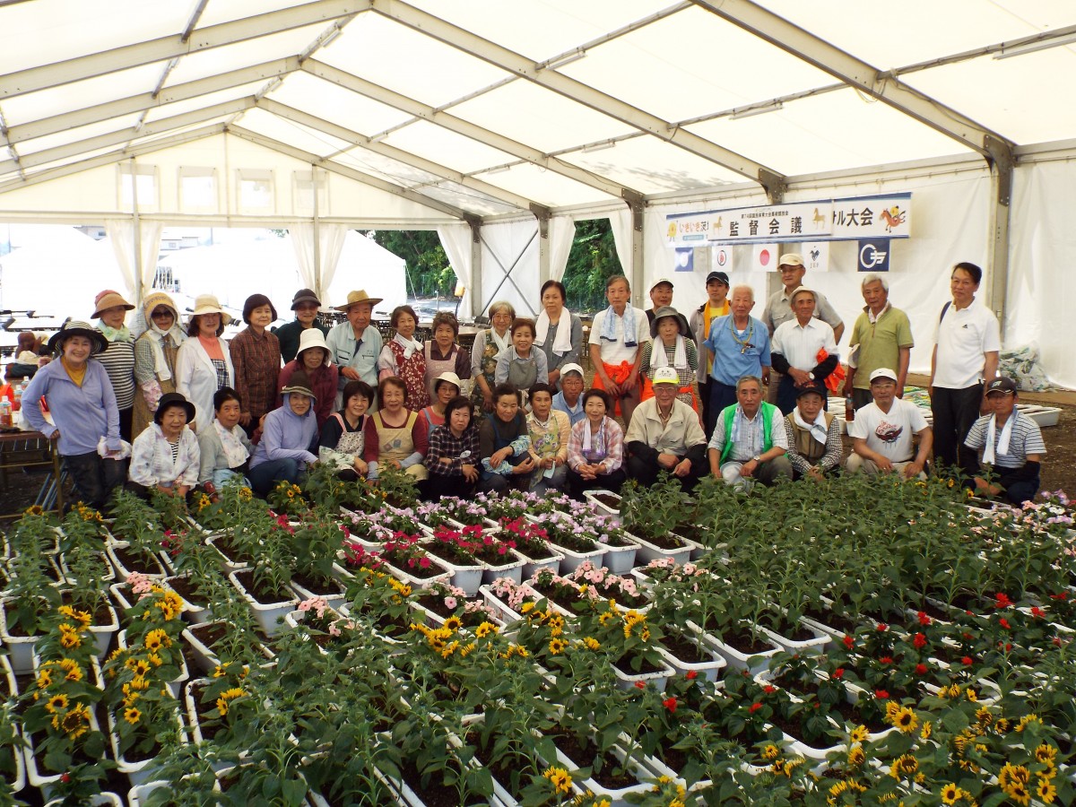 馬術競技リハーサル大会に向けて花の移植をおこないました!の写真