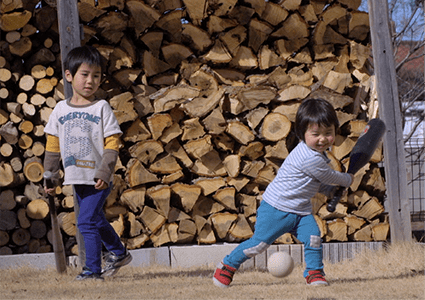 人と人のあたたかいふれあいを見て、子は育つ。