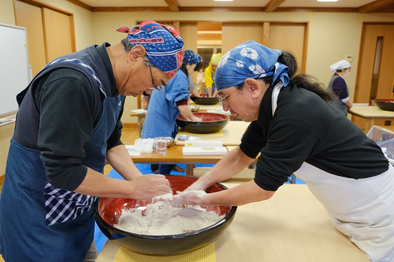 水を少しずつ加えて粉をつなぎます