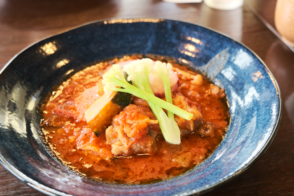 ローズマリー香るチキントマト煮込み