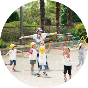 先生と遊ぶ幼稚園児