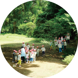 山中にいる先生と幼稚園児