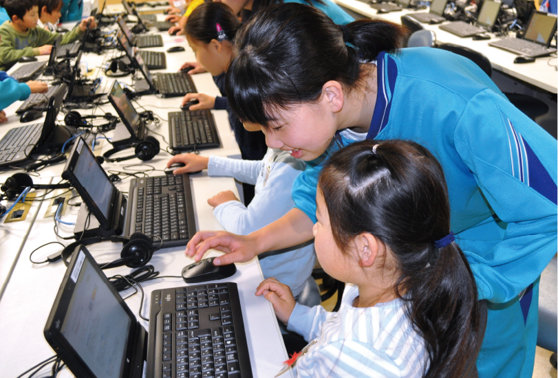 下級生にPCを教える様子