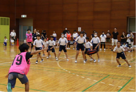 体育館で遊ぶ子供